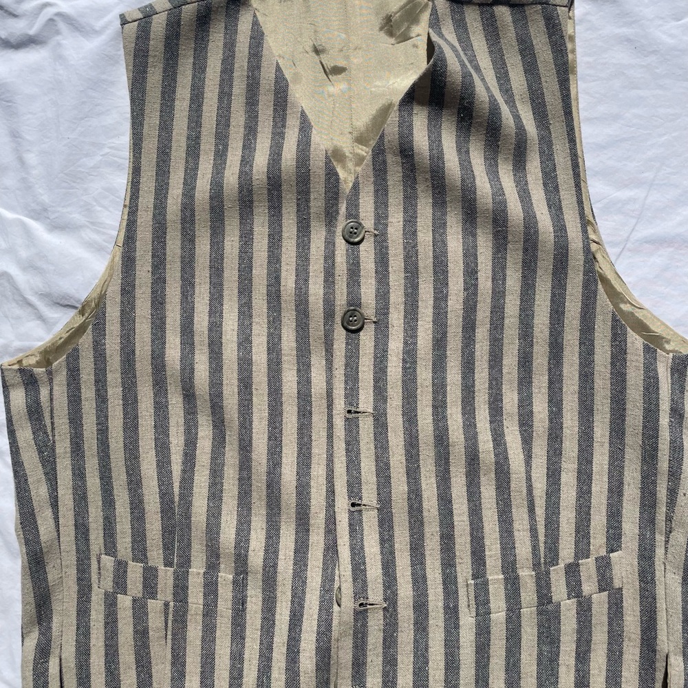 Men’s linen blend vest from Italy, size 40.